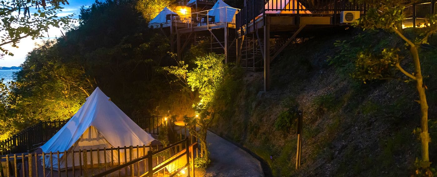 Hanya delapan tenda yang dipasang memanfaatkan lereng gunung.