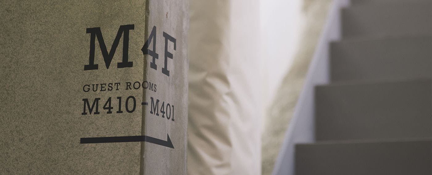 ป้ายบอกทางบนผนัง: บันได