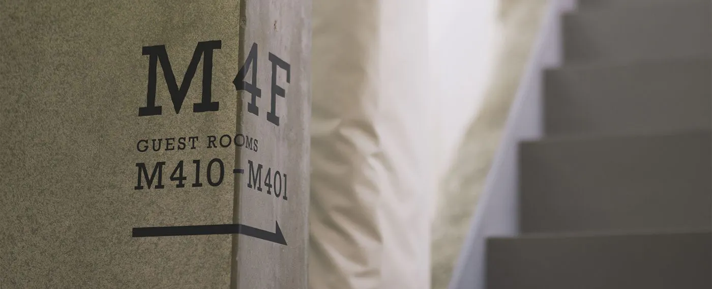 ป้ายบอกทางบนผนัง: บันได