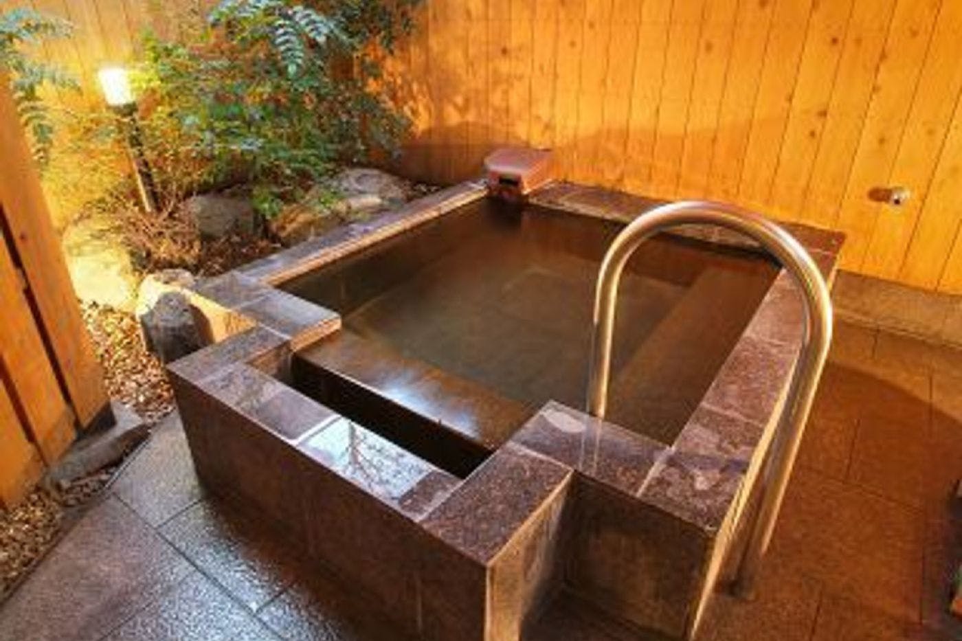 ห้องอาบน้ำกลางแจ้งส่วนตัว