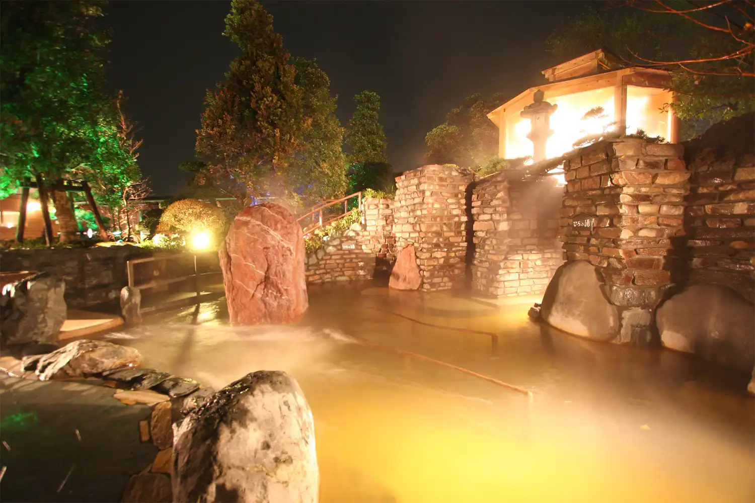 ออนเซ็นกลางแจ้งยามค่ำคืน