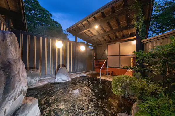 Kolam air panas terbuka pada waktu malam