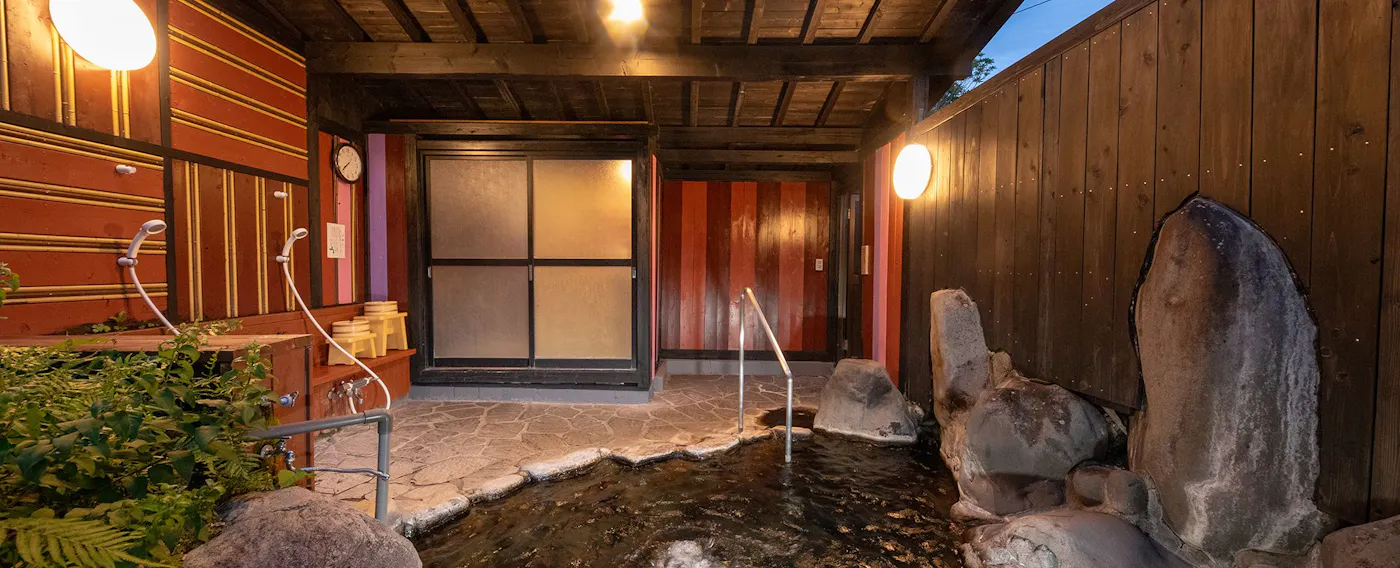 Kolam mandi air panas peribadi - Pemandangan luar