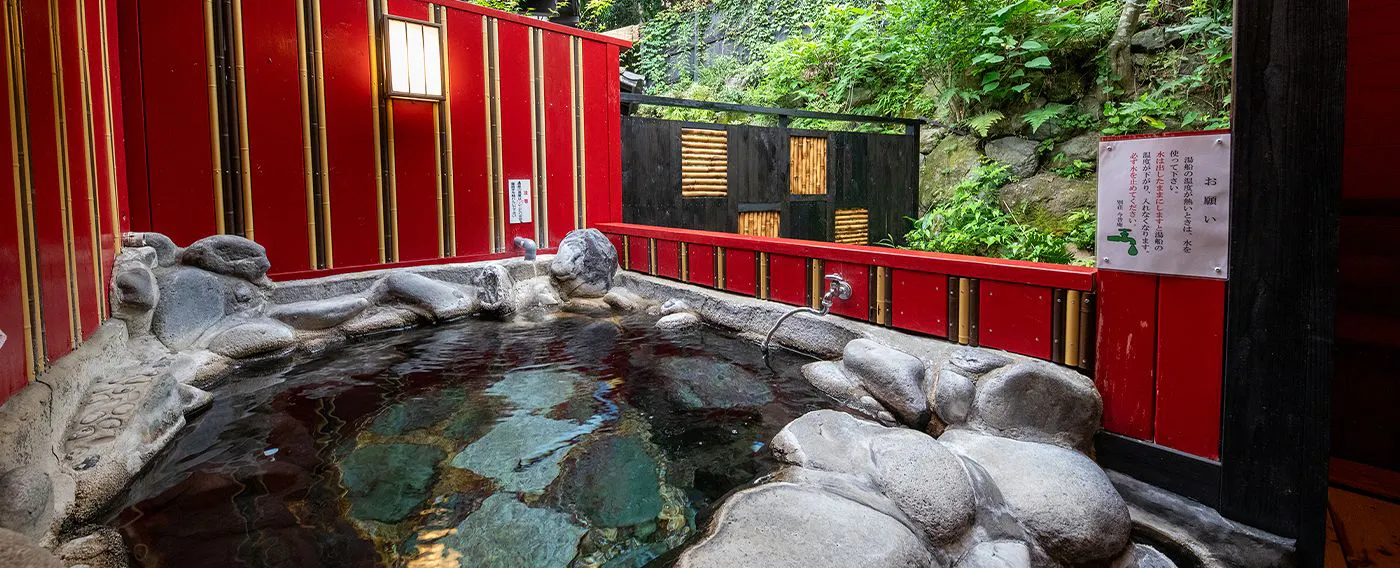 Akebi Kolam Mandi Terbuka