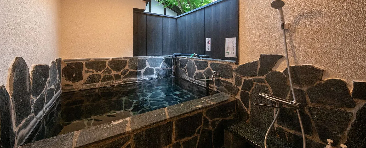 Sumire - Kolam mandi separa terbuka