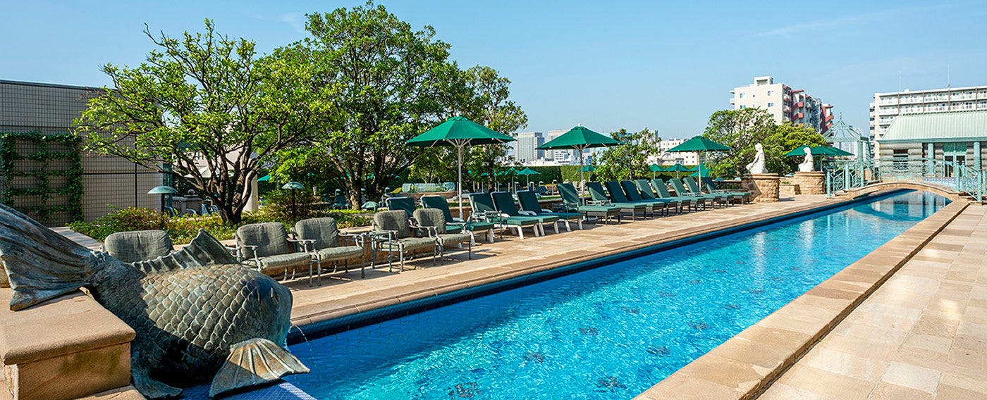 ส่วนหนึ่งของสระว่ายน้ำในสวน