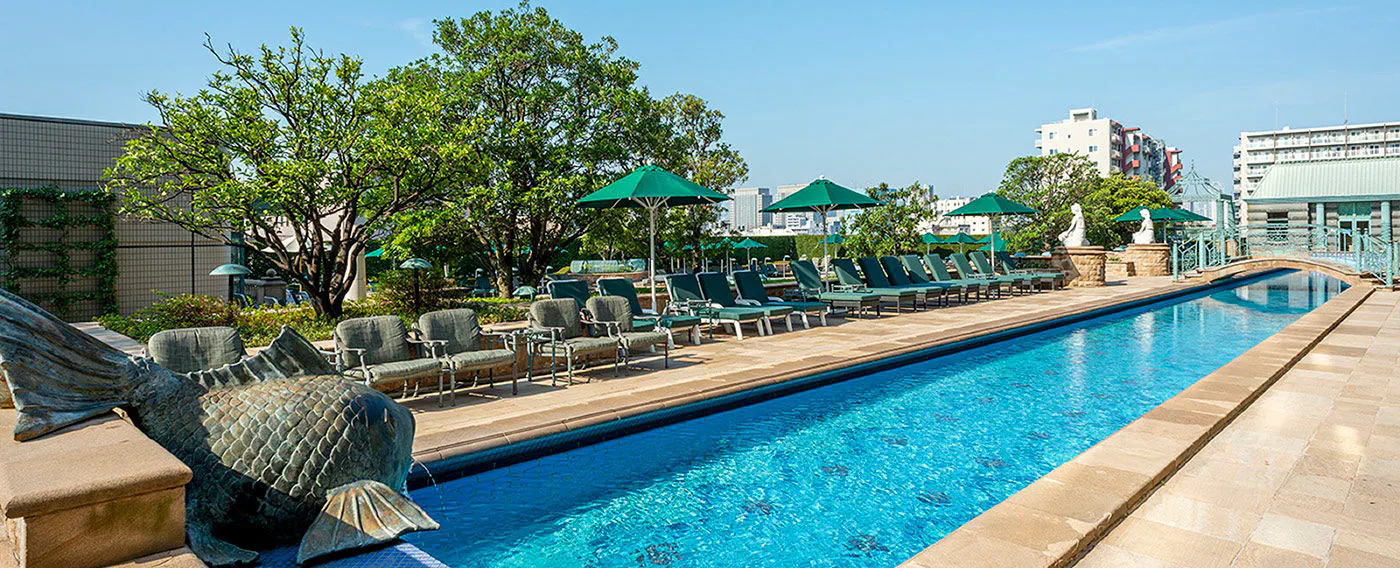 ส่วนหนึ่งของสระว่ายน้ำในสวน