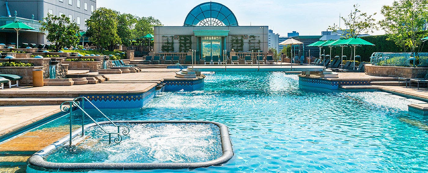 สระว่ายน้ำในสวน