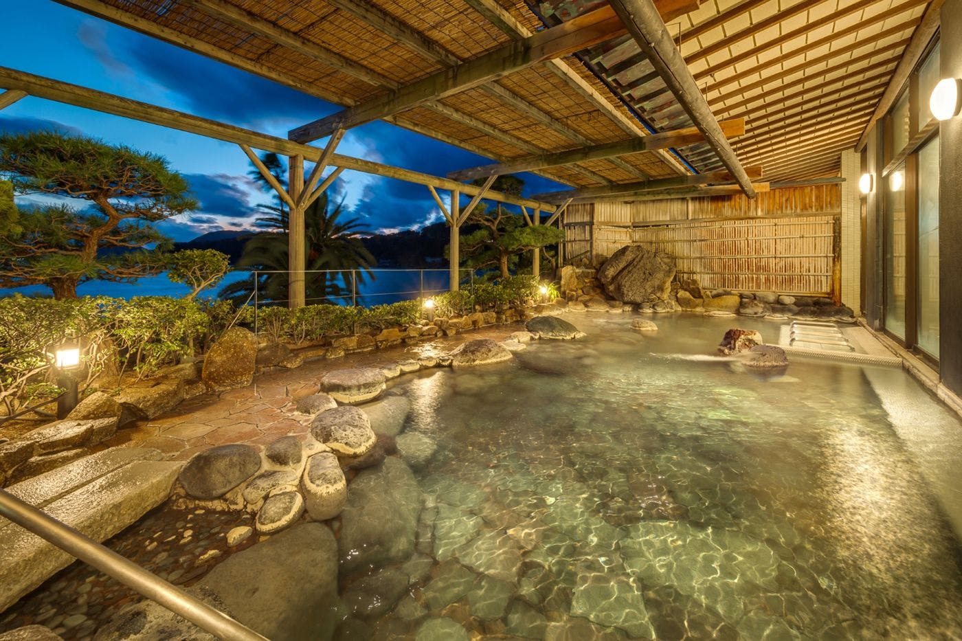 ชมวิวที่งดงามพร้อมฟังเสียงคลื่น.