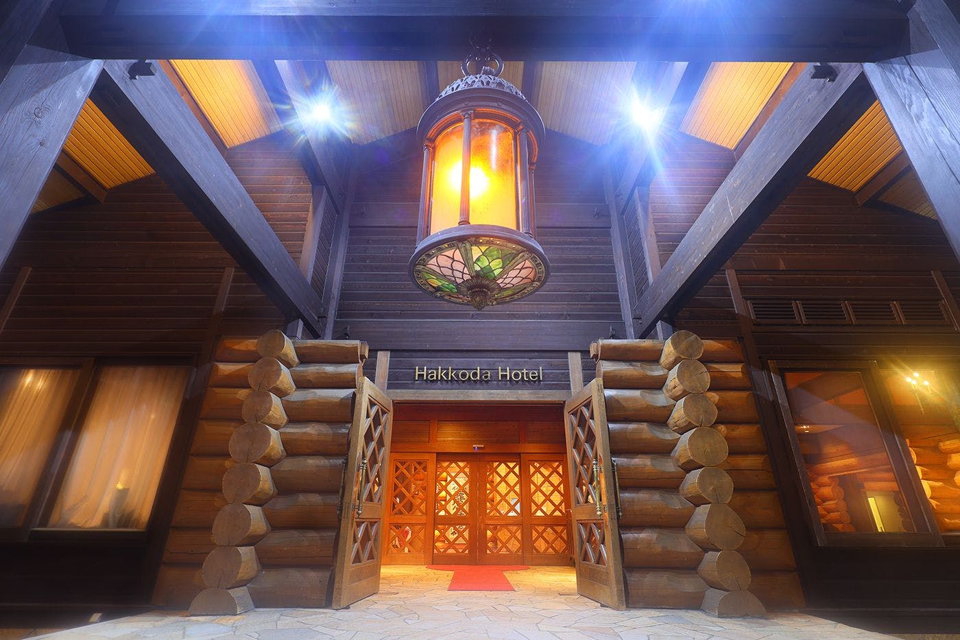 木のぬくもりに包まれた館内