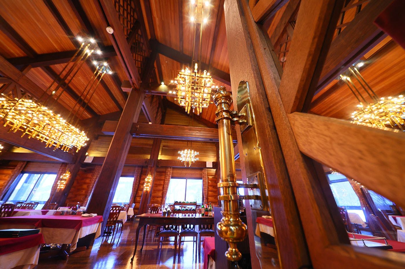 木のぬくもりに包まれた館内