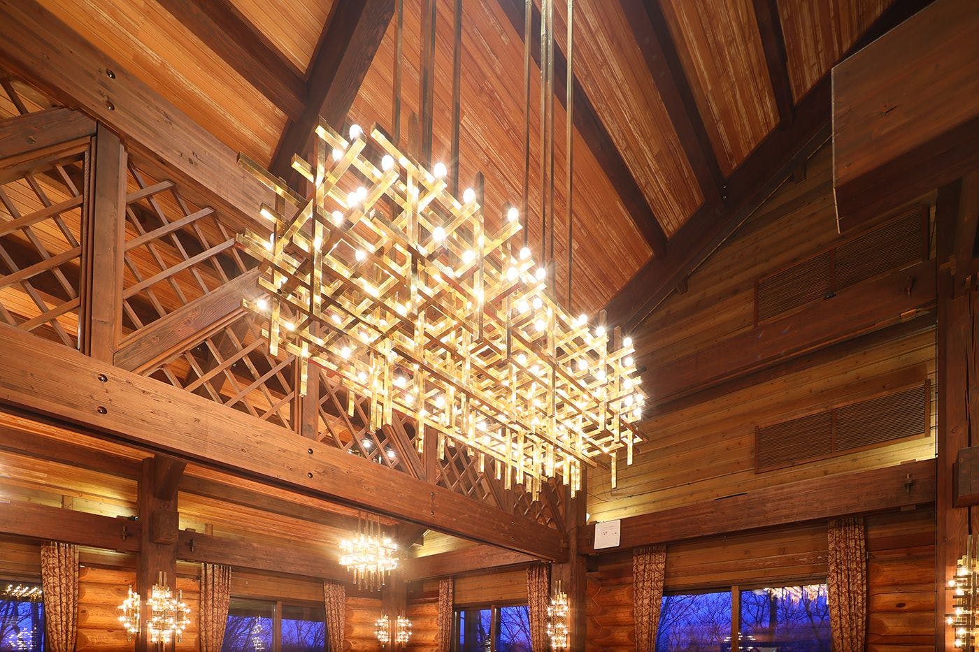 木のぬくもりに包まれた館内