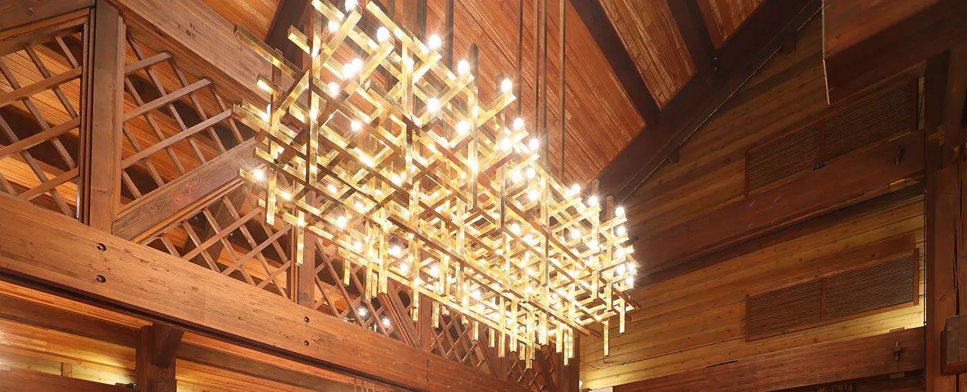 木のぬくもりに包まれた館内