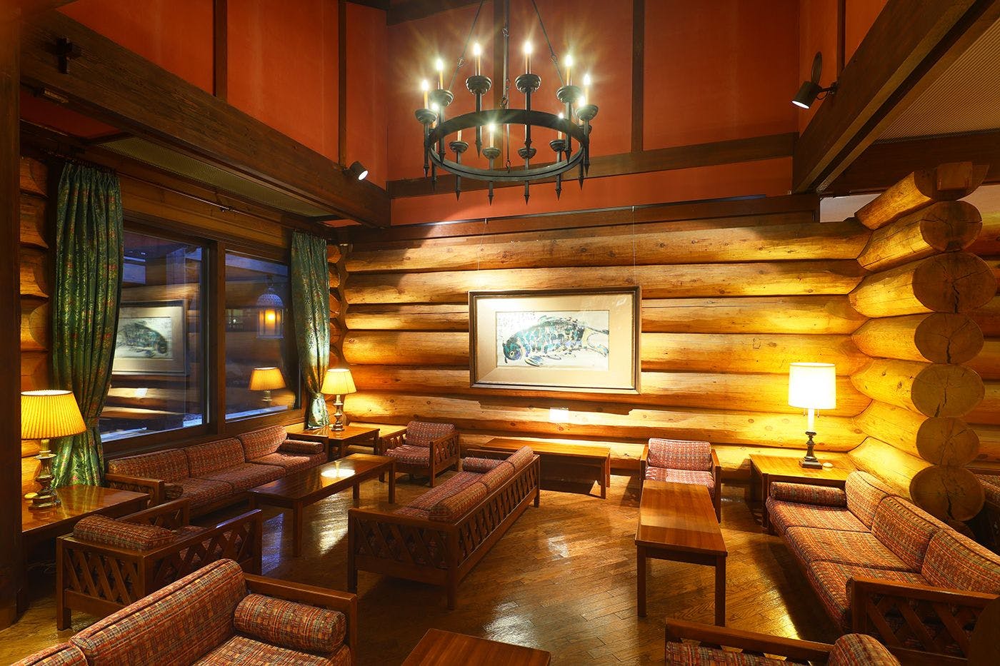 木のぬくもりに包まれた館内