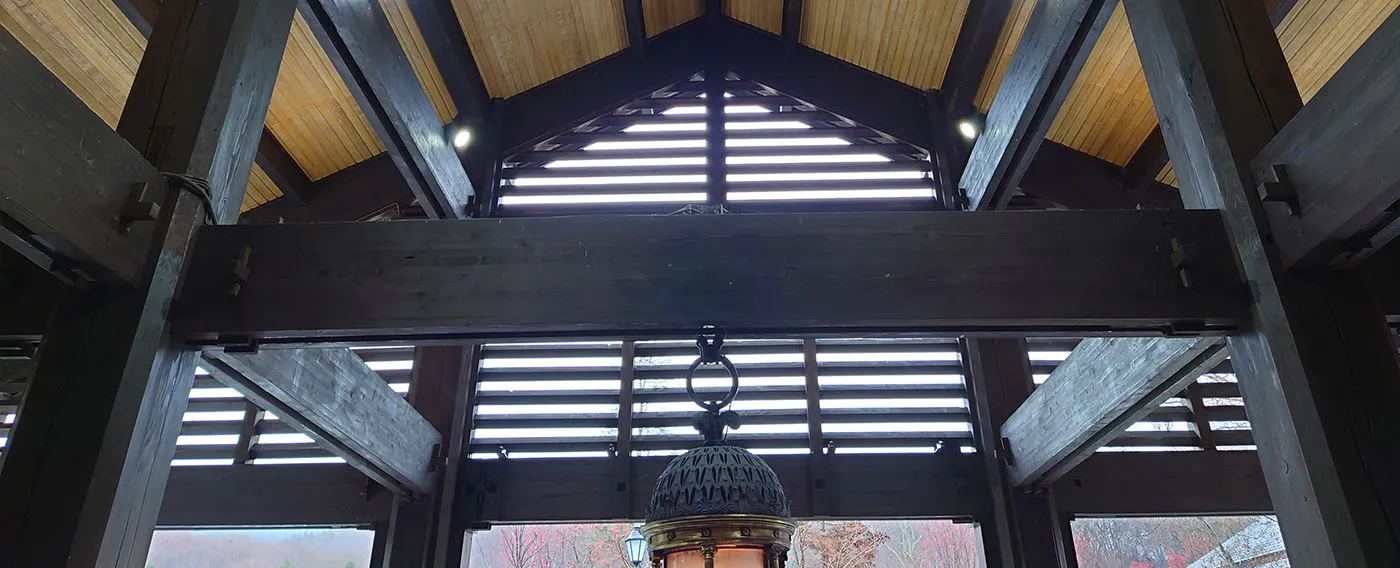 木のぬくもりに包まれた館内