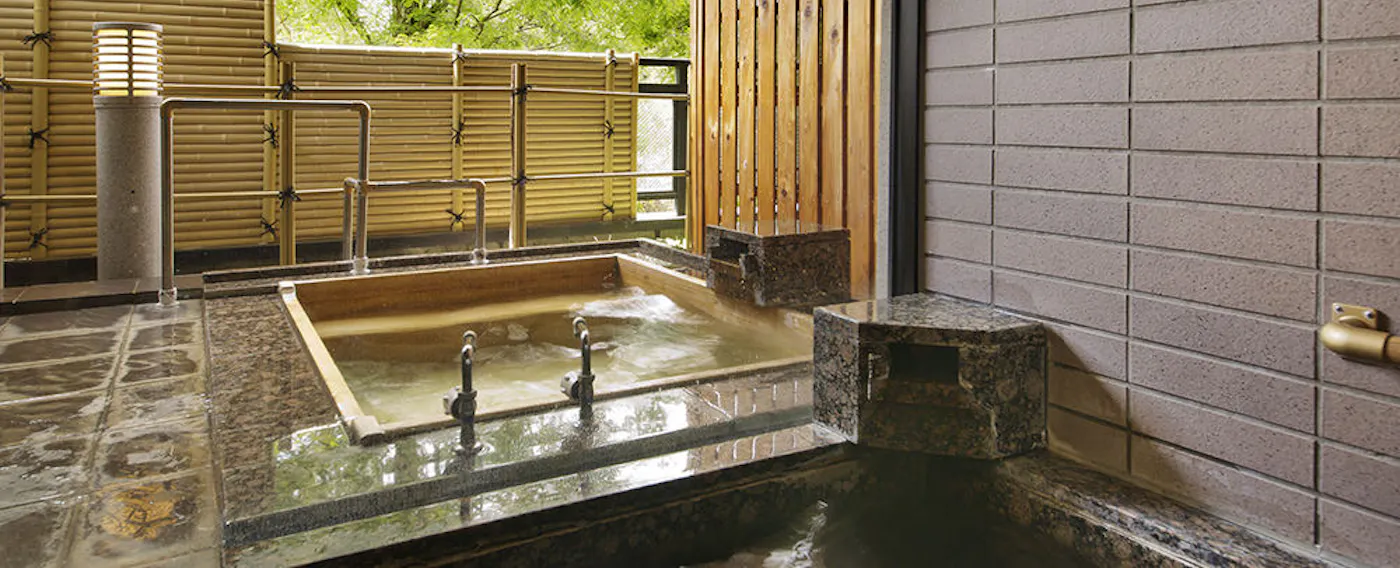 น้ำพุร้อนพร้อมอ่างอาบน้ำกลางแจ้ง ฟีนิกซ์ - ตัวอย่างอ่างอาบน้ำกลางแจ้งและในร่ม.