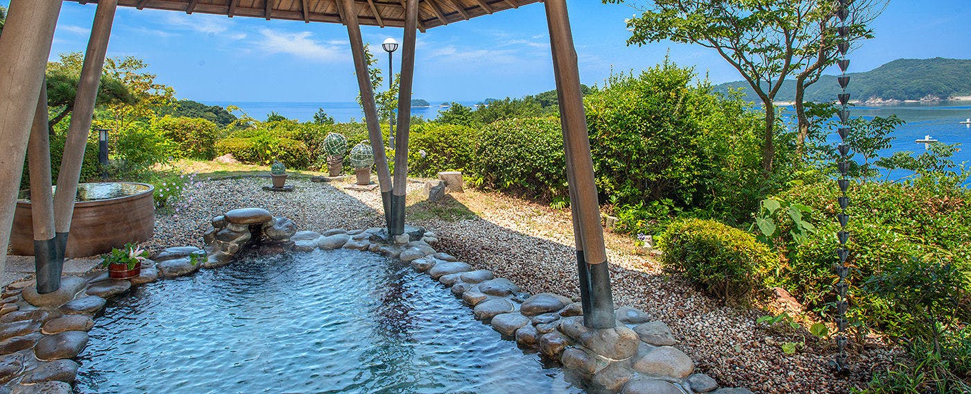 Mata air panas dan mandi