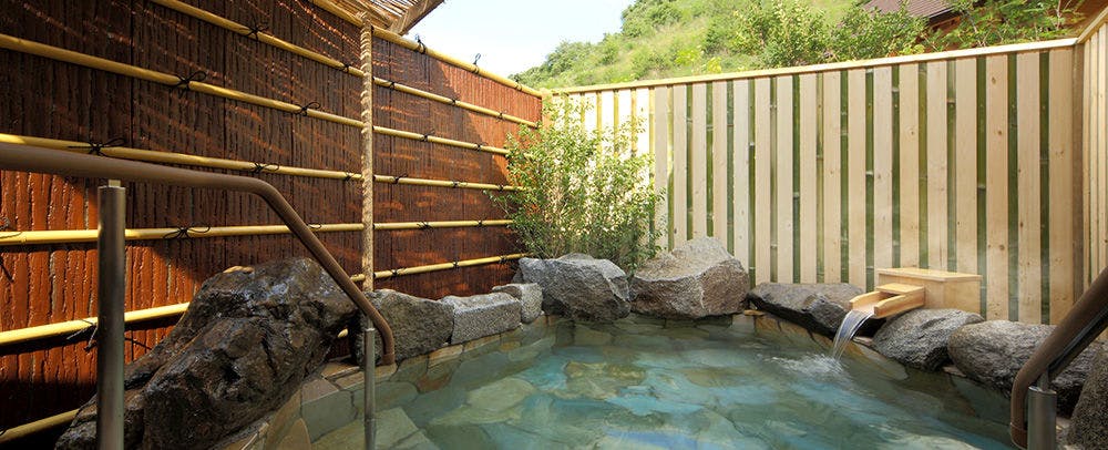 ออนเซ็นบ้านโค้งใต้ "อ่างน้ำร้อนกลางแจ้งส่วนตัวช่วงกลางวัน"