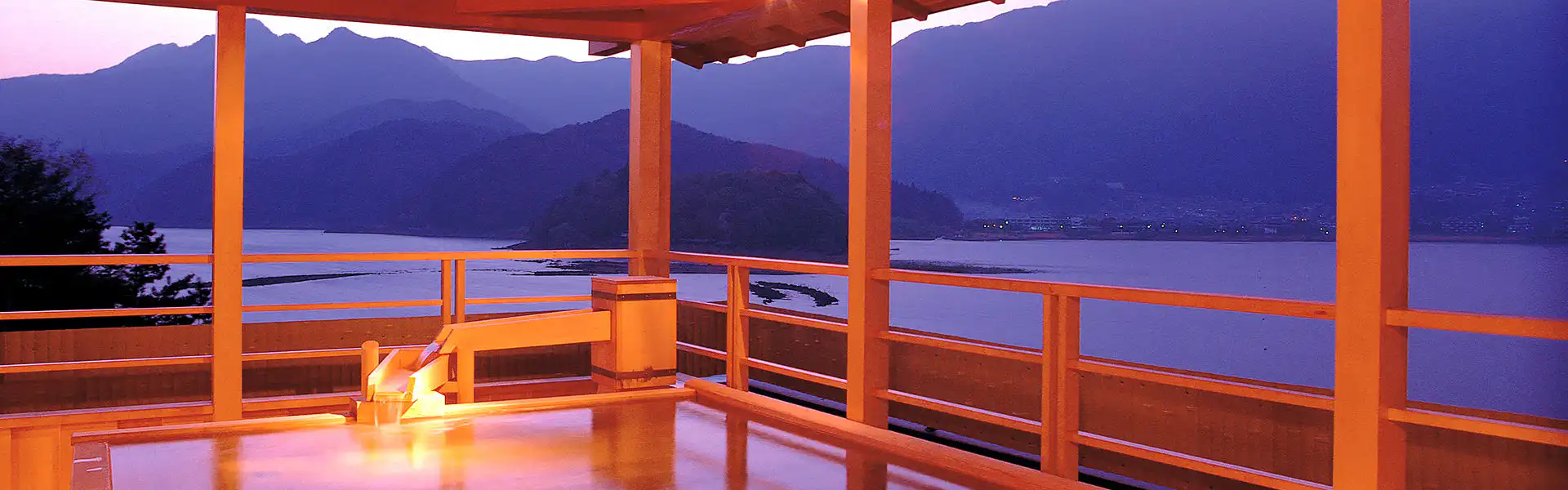 見はらし露天風呂「湖(うみ)の湯」