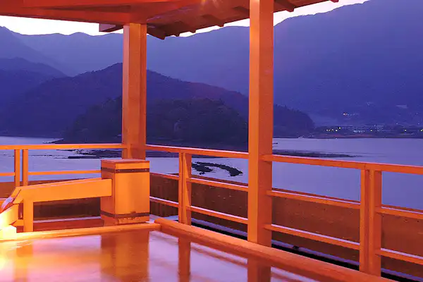 觀景露天浴池「湖(Umi)的湯」