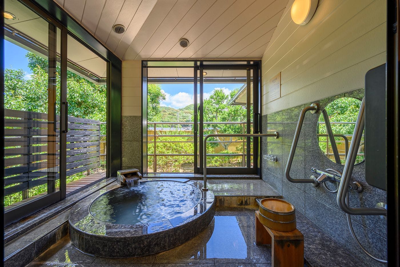 クラブエリア 温泉付離れ　臥龍梅（客室風呂）