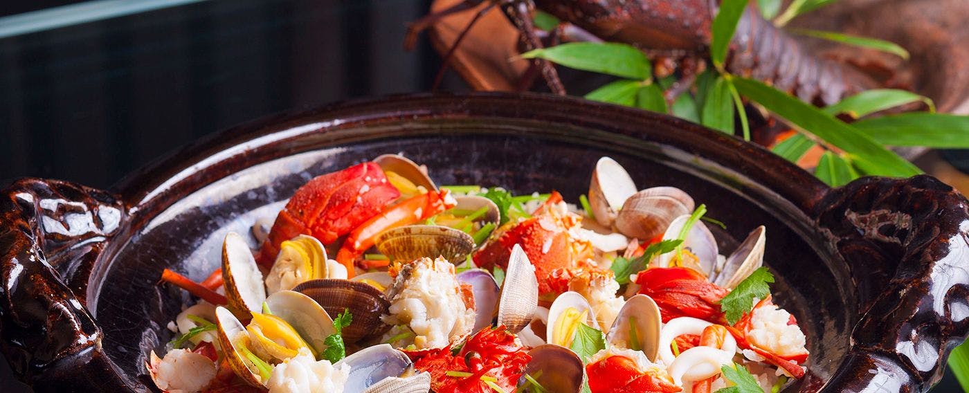 ご夕食一例「あきば何求庵名物 伊勢海老の土鍋炊き」