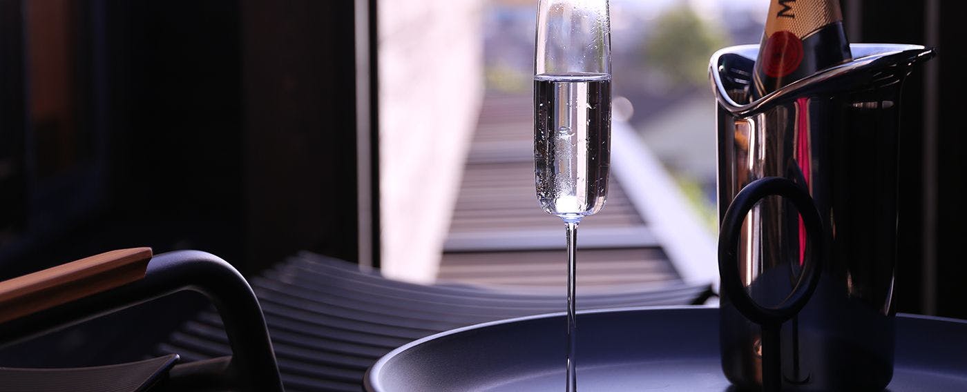 弦 ガラス張りのデッキ