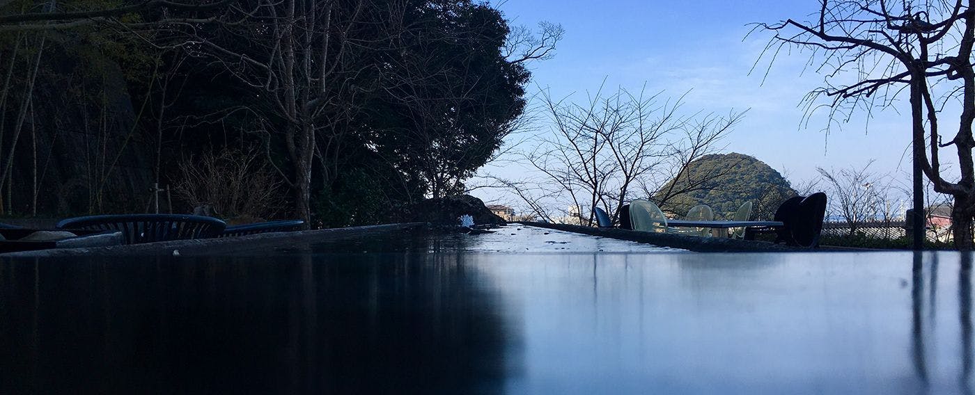 ぬばたまの庭 水盤