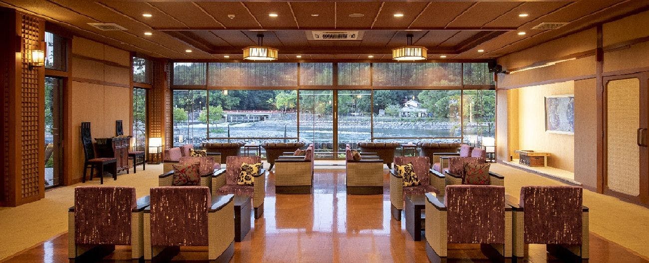 Silakan bersantai di lobi sambil menikmati pemandangan aliran indah Sungai Uji.