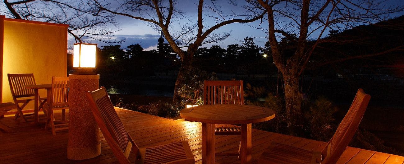 Teras kayu di samping lobi.