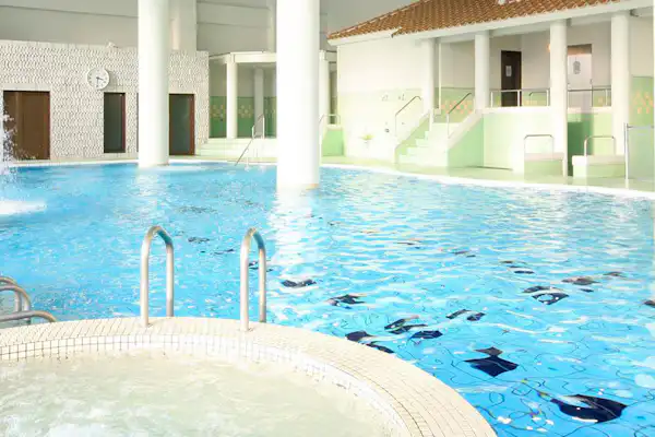 สระว่ายน้ำ