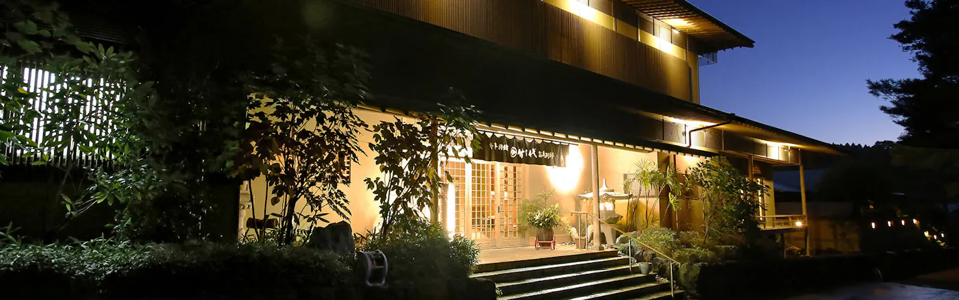料亭旅館 竹千代 霧島別邸:夜の外観