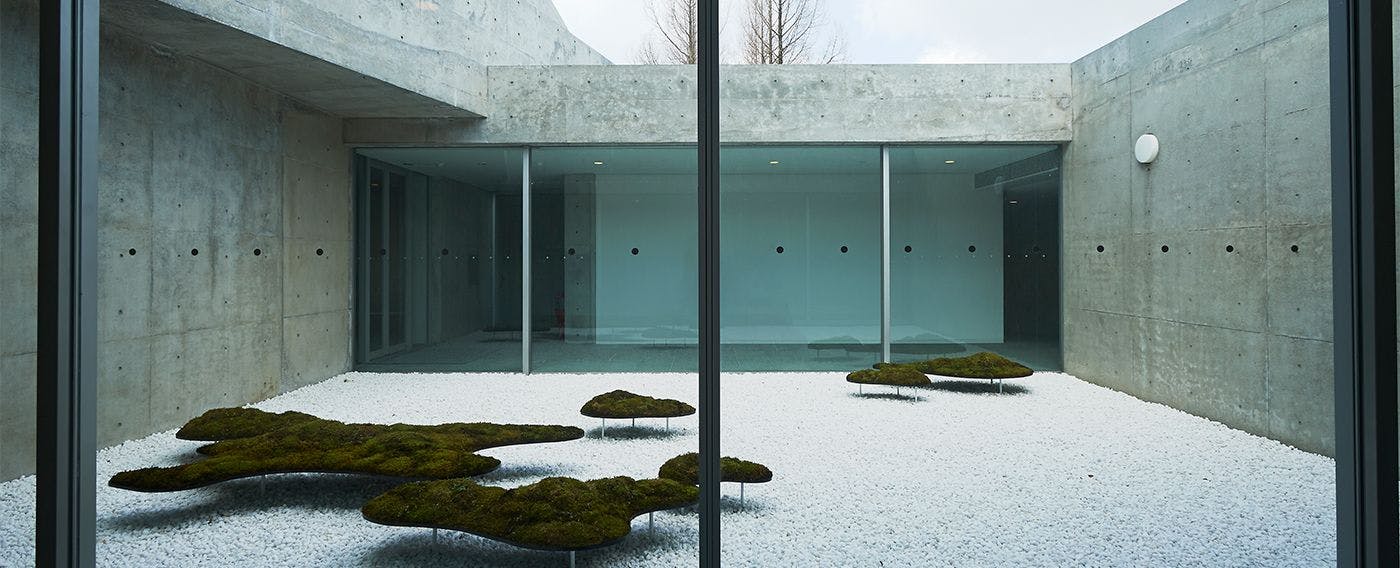 “凪” 濑户内的风平浪静　风停了，海也静了　时间仿佛停止，群岛浮于海上　海面如镜，映出云影