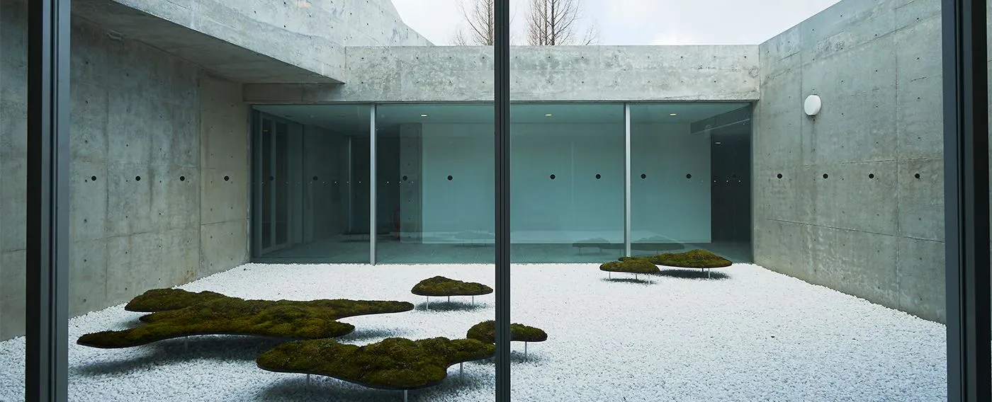 “凪” 濑户内的风平浪静 风停了,海也静了 时间仿佛停止,群岛浮于海上 海面如镜,映出云影