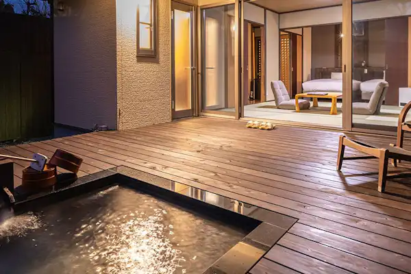 บ่อน้ำพุร้อนกลางแจ้งหิน