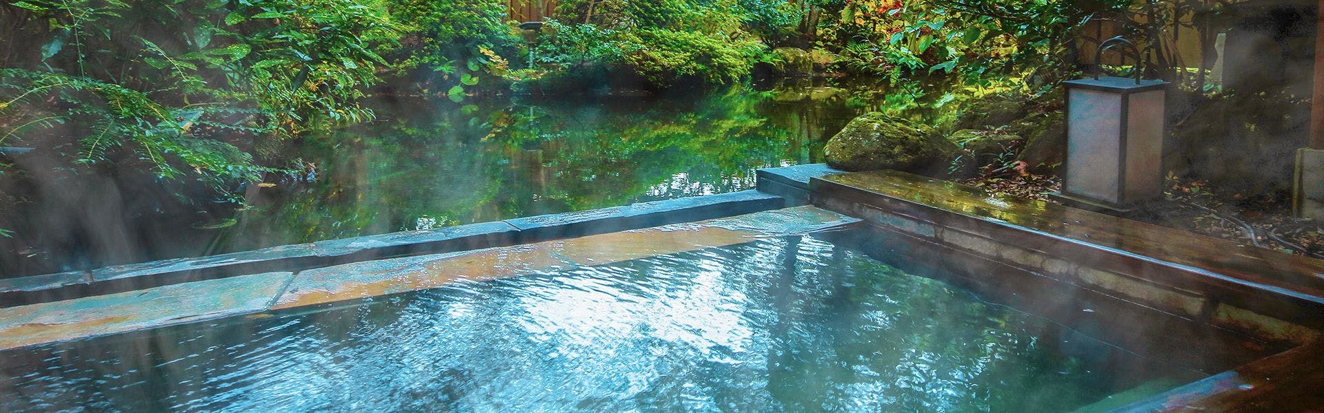 อ่างอาบน้ำกลางแจ้งใต้แสงจันทร์