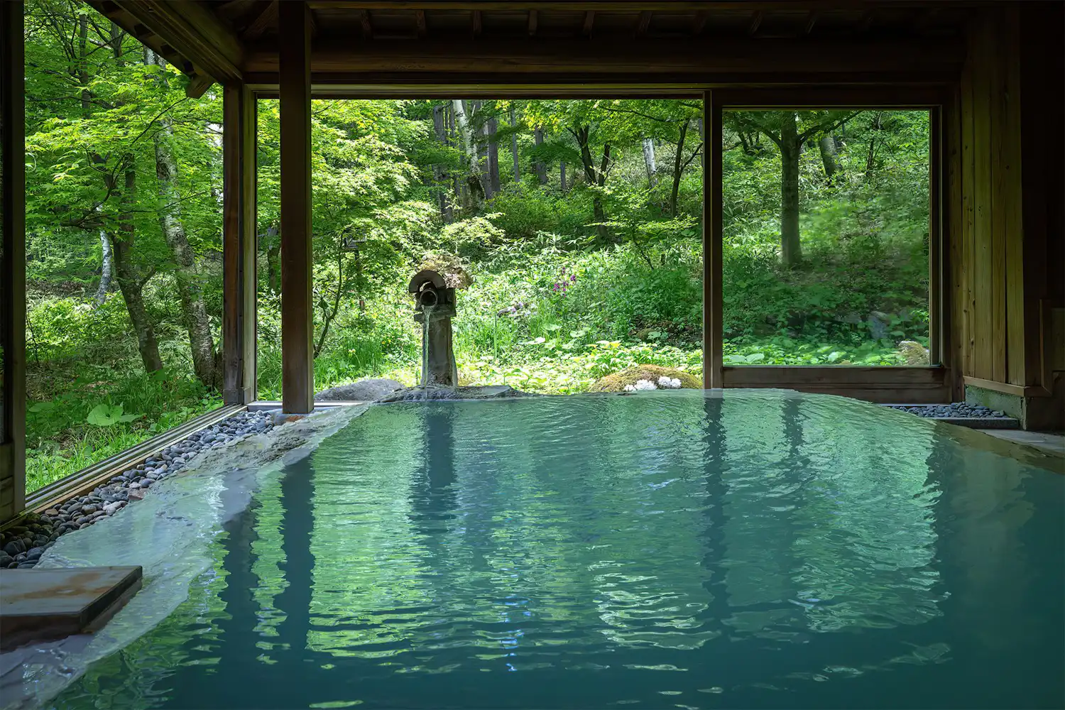 Kolam mandi separa terbuka