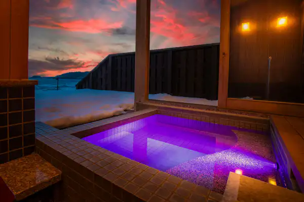 ห้องพักพร้อมอ่างอาบน้ำกลางแจ้งส่วนตัว