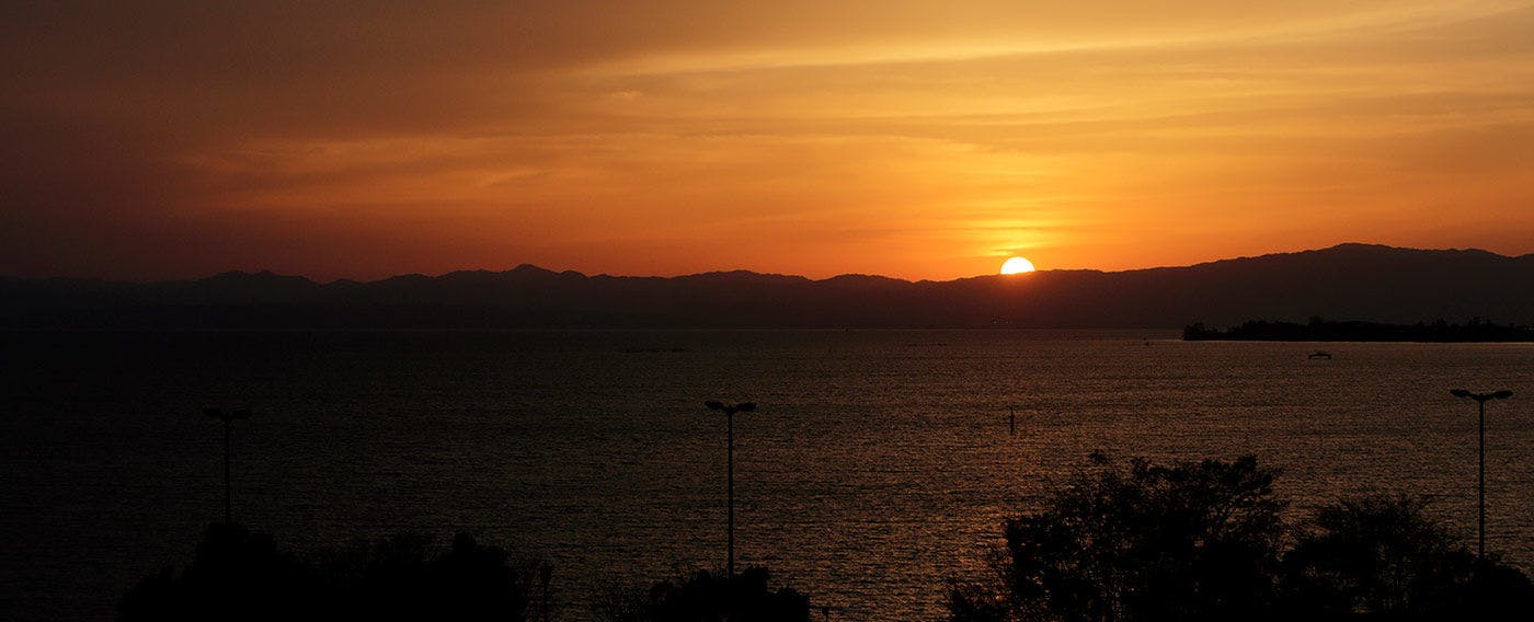 【Pemandangan Luas "100 Matahari Terbenam Terbaik Jepun"】  
Tasik Biwa yang luas dan matahari terbenam yang bersinar indah di permukaan air menawarkan keindahan yang memukau.