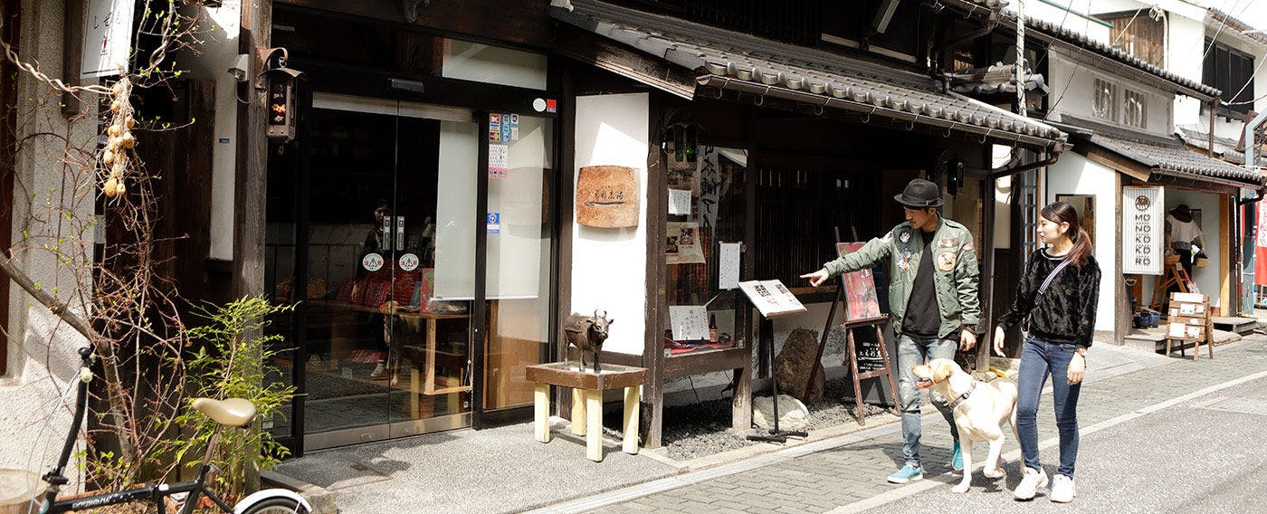 【Berjalan di Black Wall Square yang Nostalgik】 Kemudahan ini terletak dalam jarak berjalan kaki dari Stesen JR Nagahama dan Black Wall Square. Boleh juga menikmati makanan sambil berjalan.