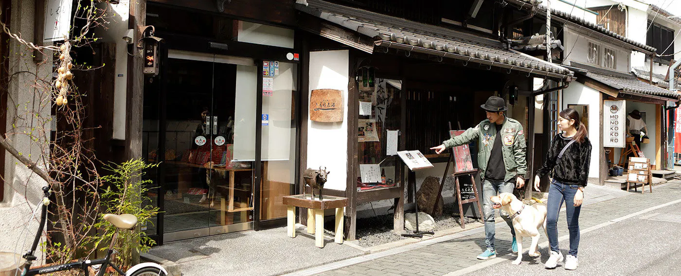 【Berjalan di Black Wall Square yang Nostalgik】 Kemudahan ini terletak dalam jarak berjalan kaki dari Stesen JR Nagahama dan Black Wall Square. Boleh juga menikmati makanan sambil berjalan.