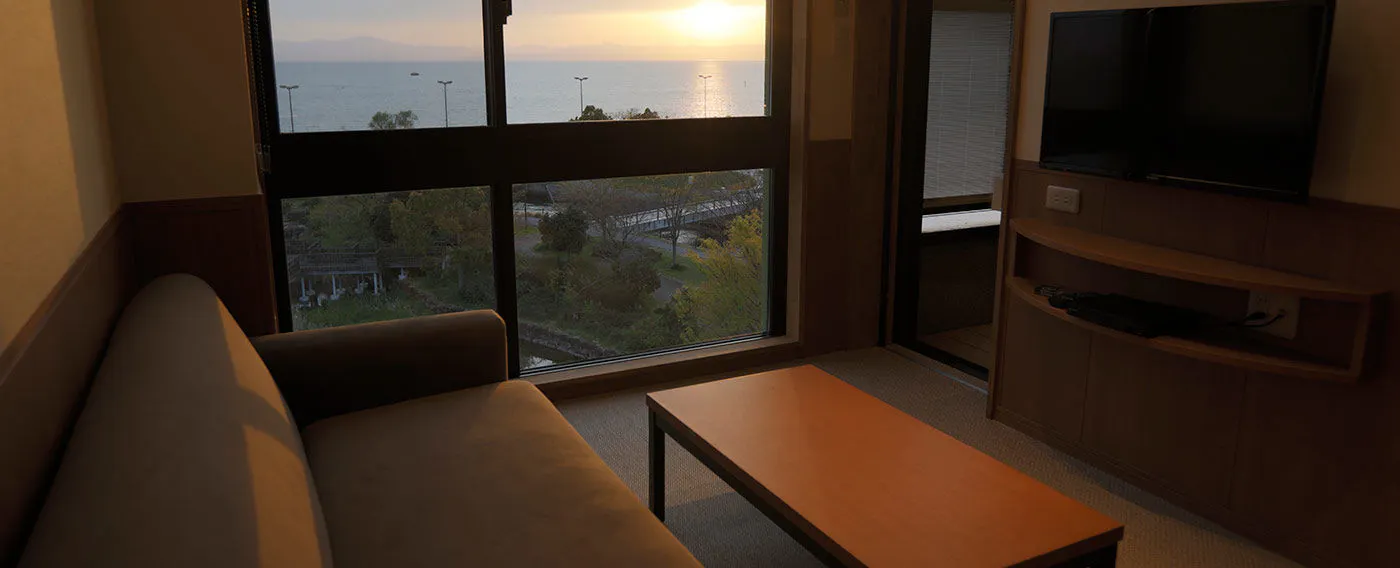 【Pemandangan Tasik Biwa dari Semua Bilik】 Nikmati pengalaman dikelilingi oleh pemandangan yang menakjubkan dengan bilik besar berbingkai tingkap di setiap bilik.