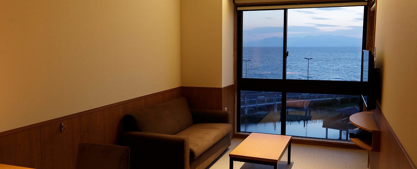 【Tasik Biwa yang Berwarna Biru】  
Waktu senja, warna biru menjadi semakin pekat, seolah-olah menyatu dengan langit.