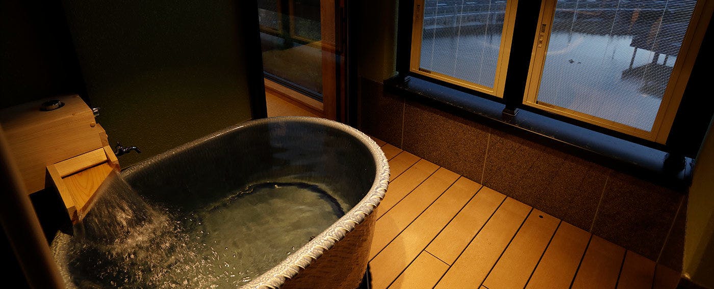 【Bilik dengan Pemandangan Tasik Biwa】  
Semua bilik dilengkapi dengan mata air panas peribadi. Nikmati pemandangan mewah bersama mata air panas yang terkenal.