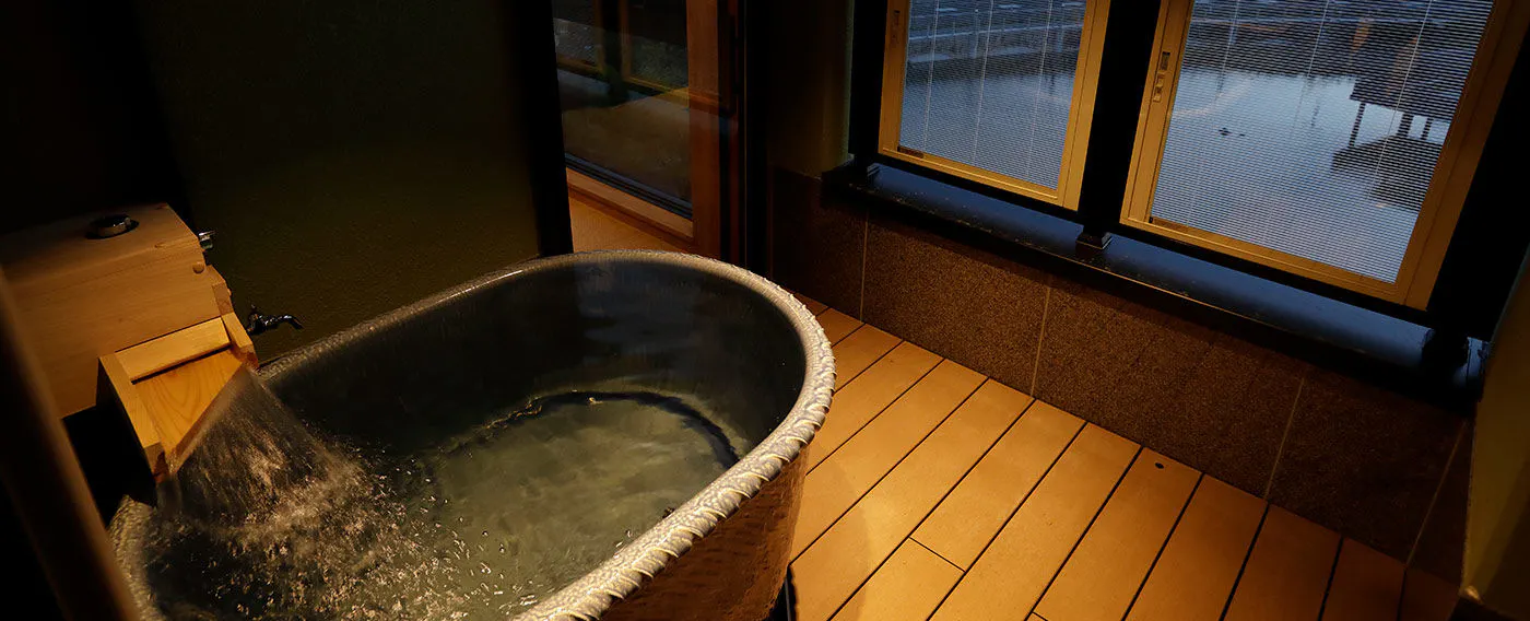 【Bilik dengan Pemandangan Tasik Biwa】
Semua bilik dilengkapi dengan mata air panas peribadi. Nikmati pemandangan mewah bersama mata air panas yang terkenal.