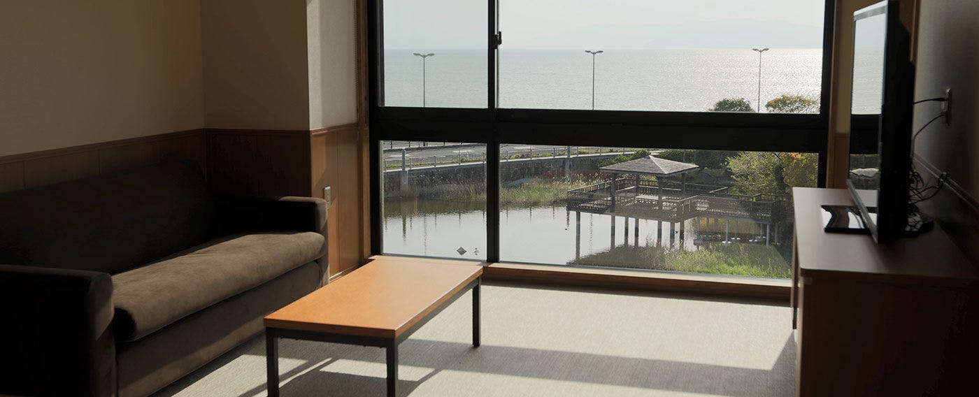 【Tingkap Besar dengan Cahaya Masuk】 Pemandangan Tasik Biwa yang diselimuti kabut pagi akan memukau anda sebaik sahaja bangun tidur.