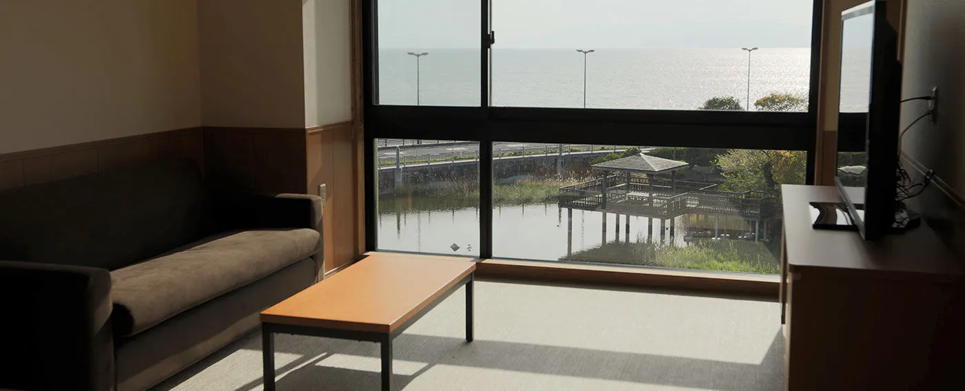 【Tingkap Besar dengan Cahaya Masuk】 Pemandangan Tasik Biwa yang diselimuti kabut pagi akan memukau anda sebaik sahaja bangun tidur.