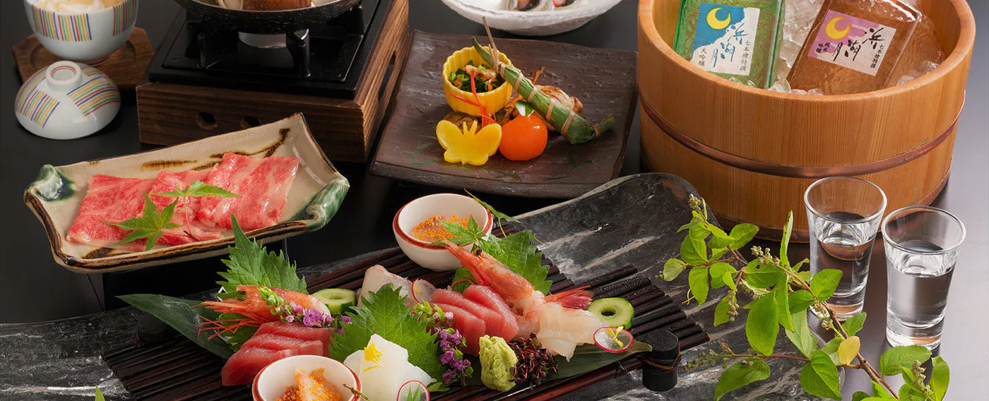 Nikmati hidangan dan minuman mewah dengan hasil segar dari laut, tasik, dan gunung.