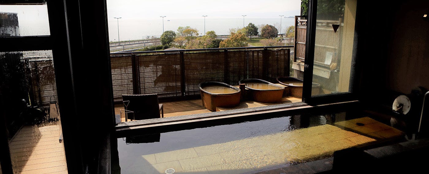 【Mata air panas Kodakara】Ketika seorang anak lelaki dilahirkan kepada Toyotomi Hideyoshi, mata air panas ini menjadi terkenal kerana dipercayai dapat membawa keberuntungan untuk mendapatkan anak.