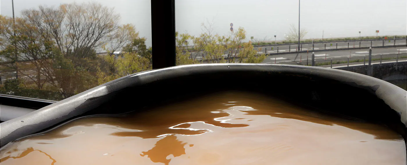 【Air Mata Emas yang Unik】Mata air panas yang kaya dengan ion besi total, dikatakan bermanfaat untuk anemia dan masalah kesejukan.